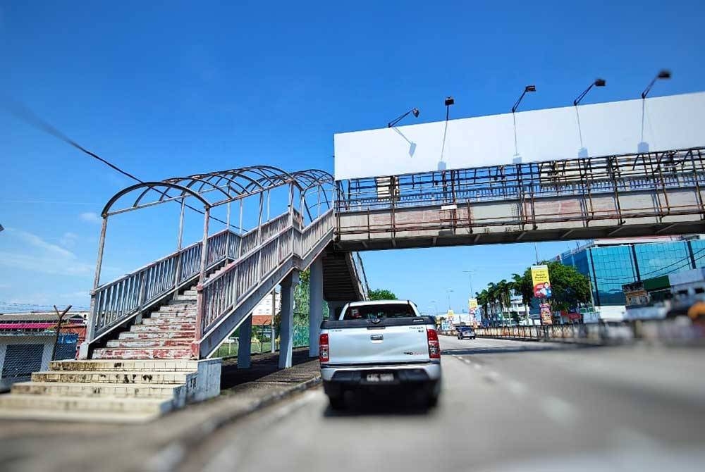 Keadaan jejantas di Jalan Beserah yang masih belum dibaikpulih sepenuhnya oleh pihak berkaitan.
