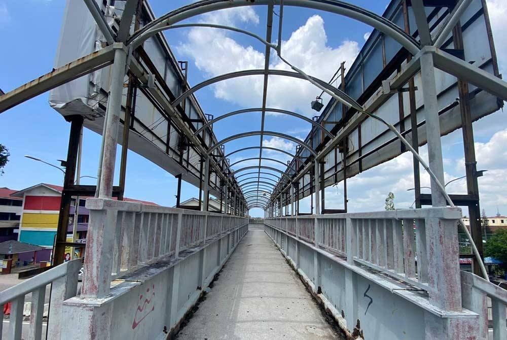 Jejantas tidak berbumbung mengundang ketidakselesaan kepada pengguna.