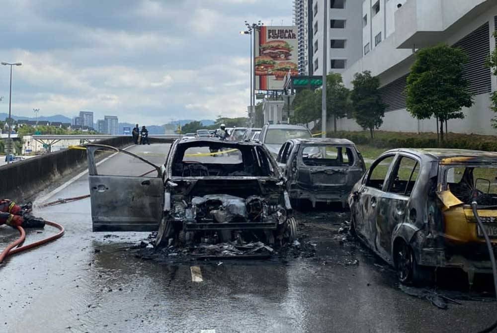 Keadaan tiga buah kereta musnah dalam kebakaran di Jalan Bukit Lanjan, Kampung Sungai Penchala, di sini, pada Sabtu.