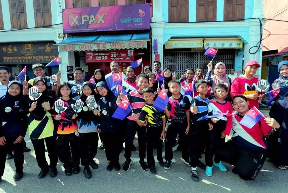 Sebahagian orang ramai yang meraikan ketibaan konvoi KMJ 2023. - foto Kelab Media Johor