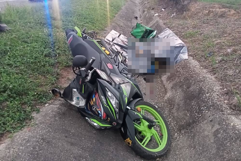 Motosikal kejadian langgar lari yang menyebabkan penunggangnya maut di dalam longkang di KM12.2 Lebuhraya Elite dari arah Shah Alam ke Putrajaya pada awal pagi Ahad.