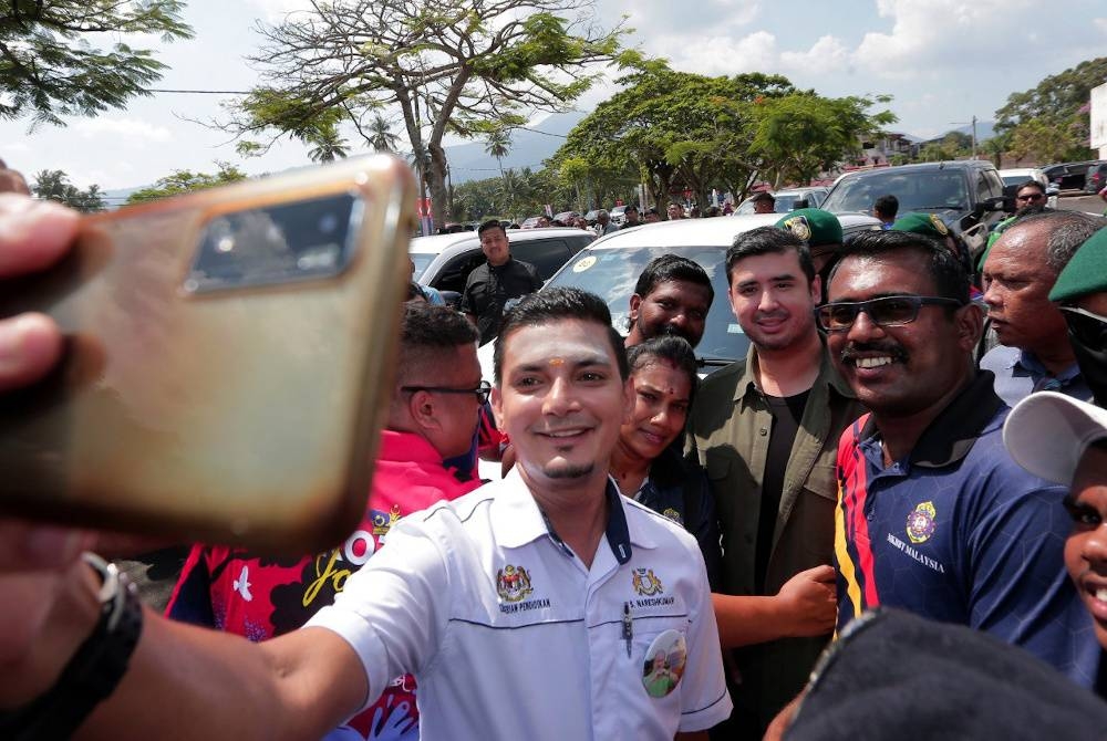 Orang ramai tidak melepaskan peluang berswafoto dengan Tunku Idris di lokasi. - Foto Kelab Media Johor