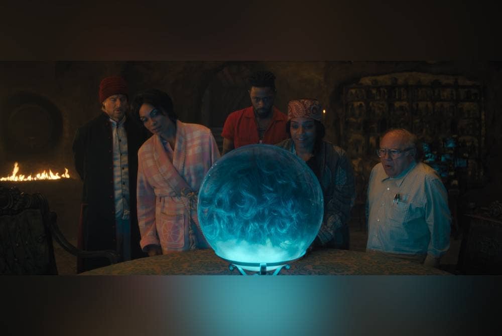 Dari kiri: Owen Wilson sebagai Father Kent, Rosario Dawson (Gabbie), LaKeith Stanfield (Ben), Tiffany Haddish (Harriet), dan Danny DeVito (Bruce) cuba menyelesaikan misteri roh itu terperangkap dalam rumah agam berkenaan ©2023 Disney