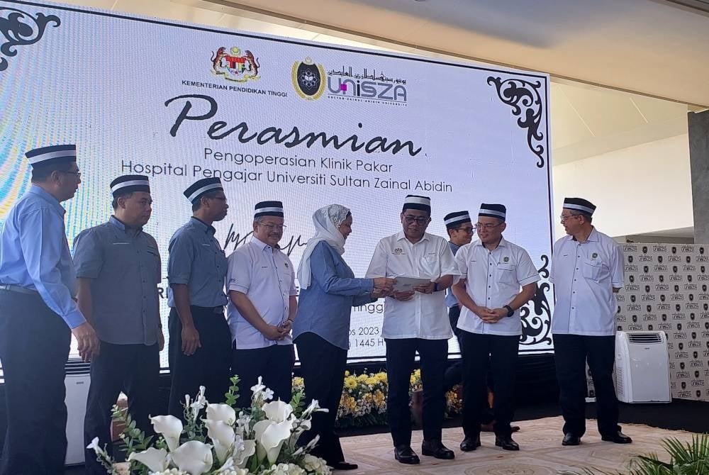 Khaled (tiga dari kanan) ketika Majlis Perasmian Pengoperasian Klinik Pakar Hospital Pengajar Universiti Sultan Zainal Abidin (UniSZA) di sini pada Ahad.