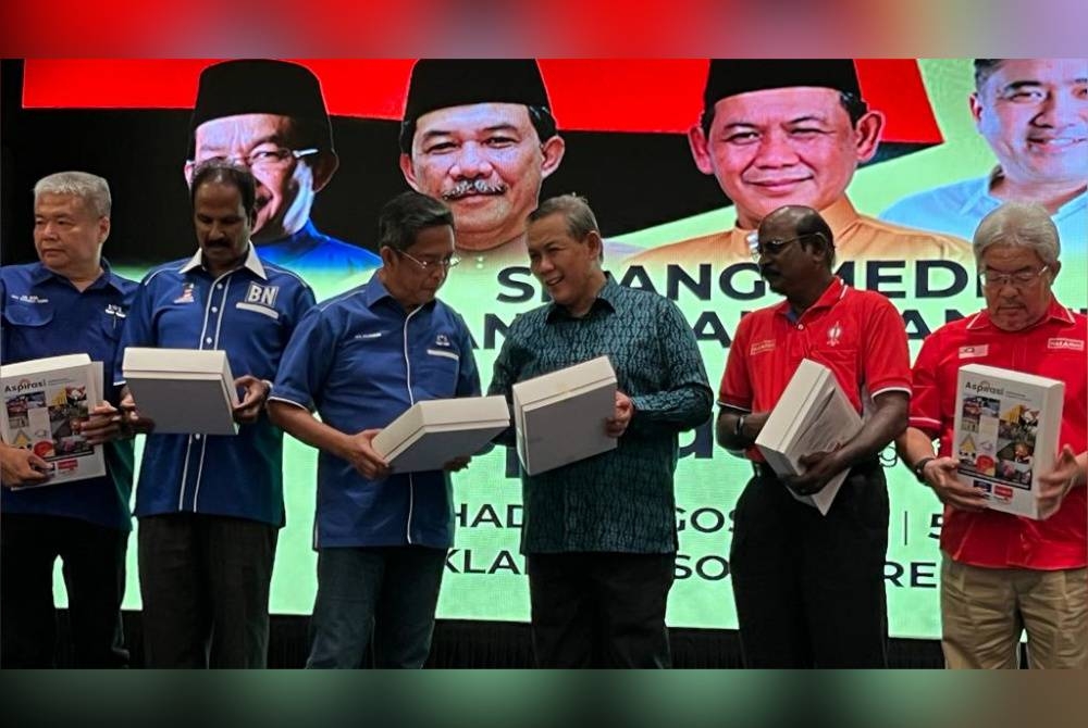 Aminuddin (tiga dari kiri) bersama Pengerusi BN negeri, Datuk Seri Jalaluddin Alias (tiga dari kiri) ketika Majlis Pelancaran Aspirasi Perpaduan Negeri Sembilan pada Ahad.