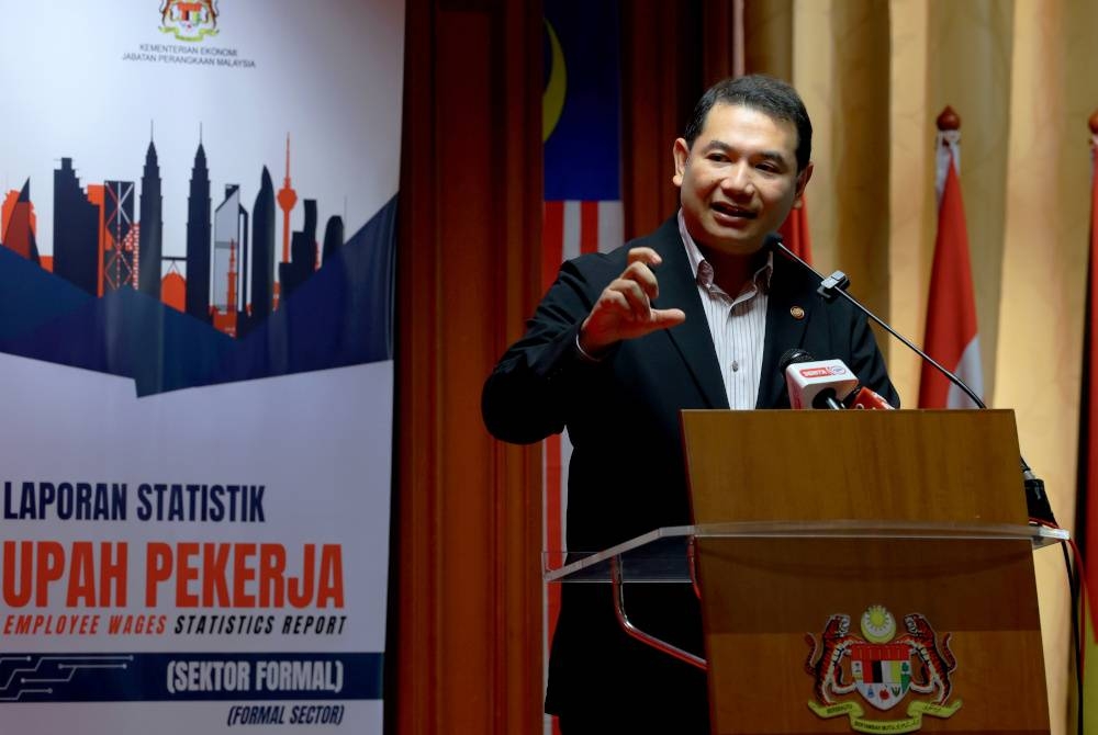 Rafizi ketika berucap pada Majlis Pelancaran Laporan Statistik Upah Pekerja (Sektor Formal) Suku Tahun Pertama 2023 di Jabatan Perangkaan Malaysia pada Jumaat. - Foto Bernama