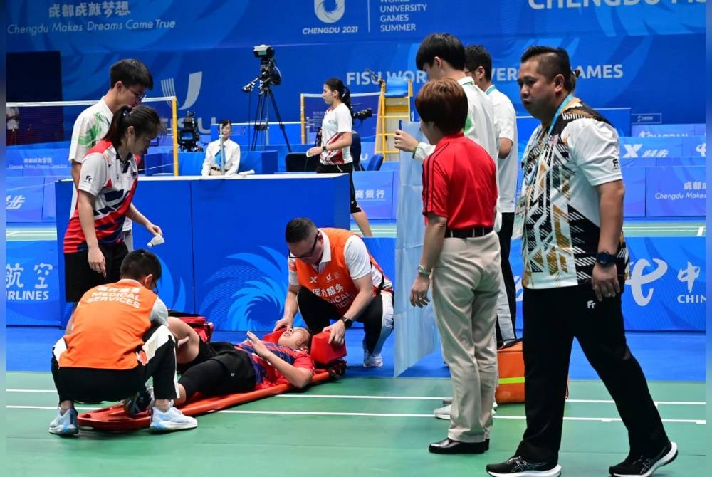 Teoh Lexuan diberikan bantuan pegawai perubatan.