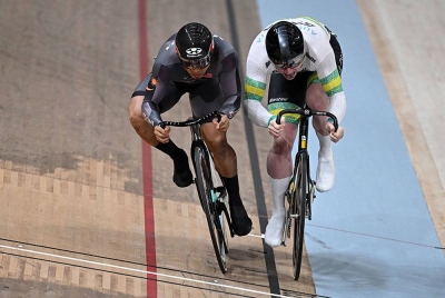 Azizulhasni (kiri) yang menentang Cornish pada saringan keempat tersingkir gara-gara tindakannya yang mahu memotong pesaing ketika perlumbaan berbaki separuh pusingan pada saingan berlangsung di Velodrom Sir Chris Hoy, sekali gus menyaksikan penyertaannya dibatalkan. - Foto AFP