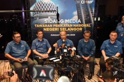 Muhyiddin (tengah) ketika bersama Azmin (kanan) dan bekas Timbalan Ketua UMNO Bahagian Putrajaya, Datuk Tun Faisal Ismail Aziz pada sesi soal jawab Majlis Pelancaran Tawaran PN Selangor pada Jumaat.