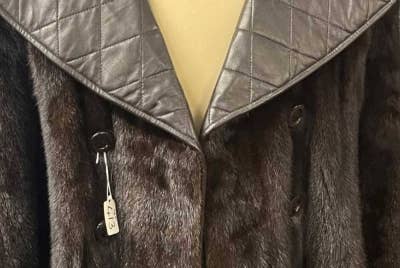 Kot buatan khas yang dipakai Elvis Presley sepanjang tahun terakhir hidupnya telah dijual pada harga lebih £100,000 dalam satu acara lelongan di Britain