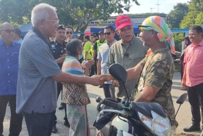 Saifuddin bersama calon Barisan Nasional DUN Pedu, Datuk Seri Mahdzir Khalid turun berkempen di Pasar Pagi Pekan Naka, Padang Terap pada Ahad.