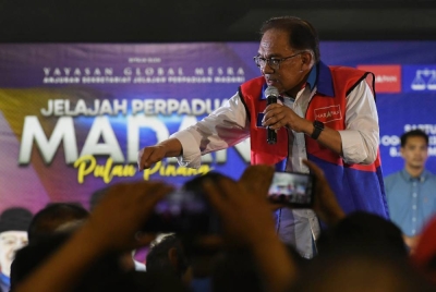 Anwar yang juga Pengerusi PH berucap pada Majlis Ceramah Jelajah Perpaduan Madani di Flat Kampung Melayu Air Itam pada malam, Sabtu. - Foto Bernama