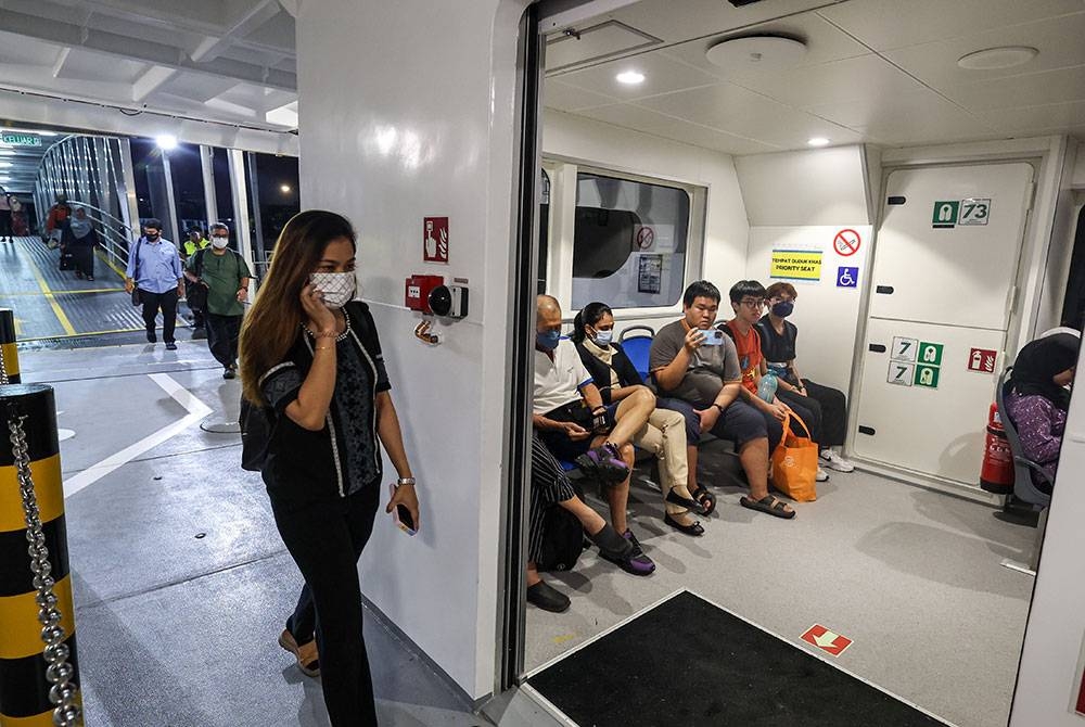 Para penumpang feri menaiki perkhidmatan itu dari Pangkalan Raja Tun Uda (PRTU) ke Pangkalan Sultan Abdul Halim (PSAH) pagi ini.