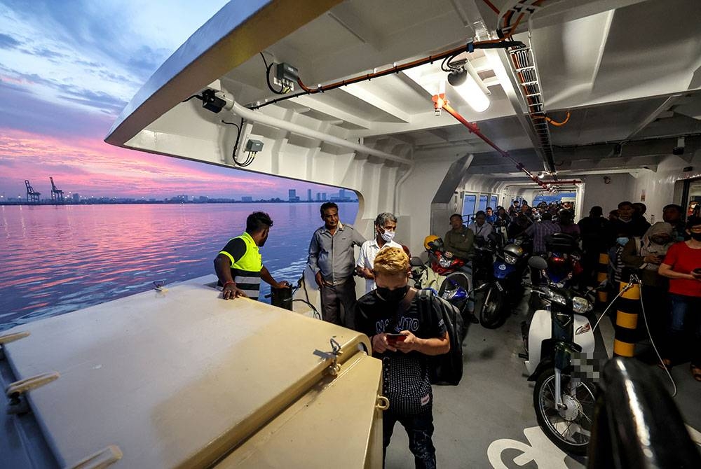 Para penumpang feri menaiki perkhidmatan itu dari Pangkalan Raja Tun Uda (PRTU) ke Pangkalan Sultan Abdul Halim (PSAH) pagi ini.