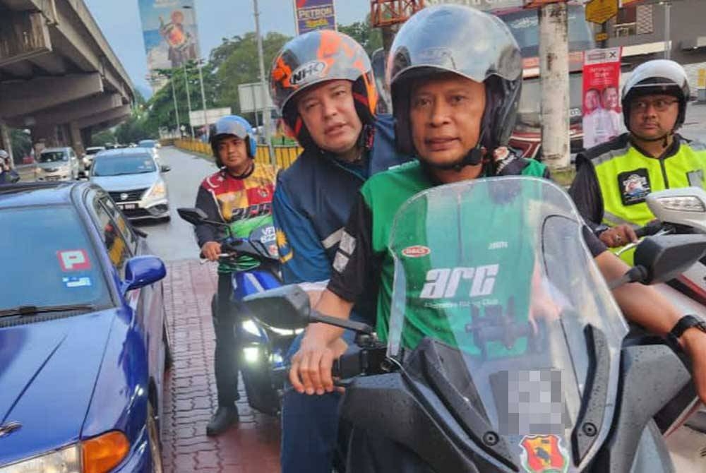 Eizlan membonceng motosikal bersama ahli Kelab Motosikal ARC di sekitar Gombak.