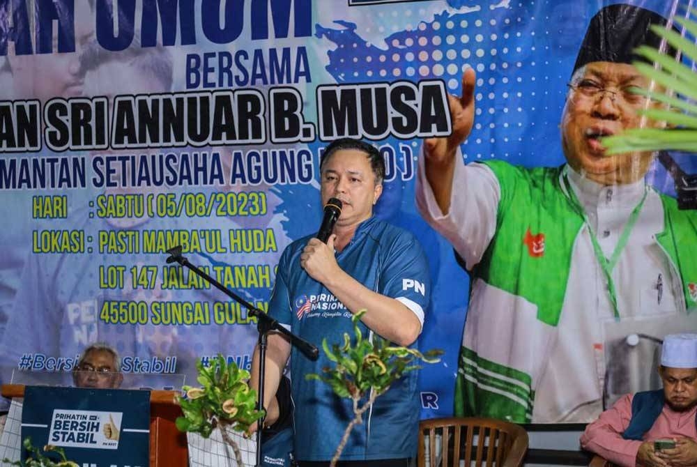 Eizlan ketika diberi peluang berucap di Tanjung Karang, Sabtu lalu.