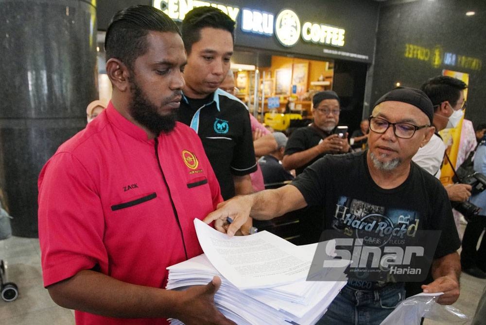 Seorang mangsa penipuan pelaburan saham menyerahkan penyata tambahan dan surat mohon status laporan polis kepada MHO bagi disampaikan kepada pihak JSJK.