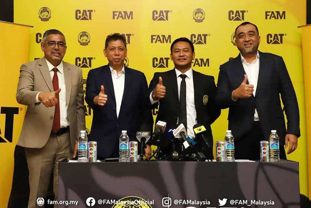Rosmadi (kanan) dan Rakphol (dua dari kanan) dalam sidang media di Wisma FAM, Kelana Jaya pada Isnin. - Foto FAM