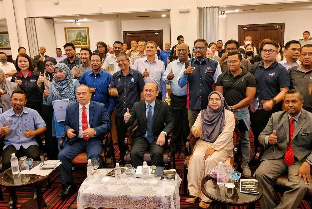 Hee Sem (duduk, tiga dari kiri) bersama wakil majikan ketika penutupan program Pendidikan Perburuhan2023: Melestari Perumahan dan Penginapan Pekerja Negeri Melaka di Ayer Keroh pada Isnin.