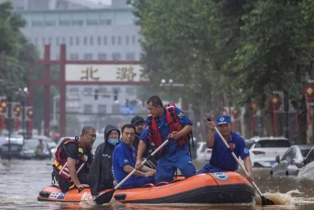 13 daerah di ibu negara terjejas akibat hujan lebat manakala ratusan ribu penduduk dipindahkan.- Foto Reuters.