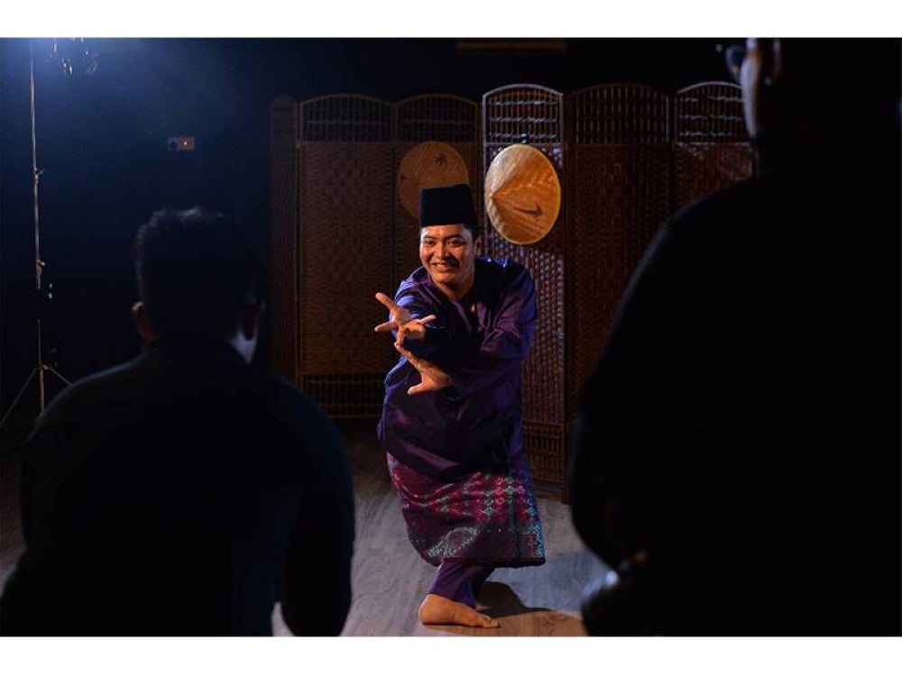 Kerol Mohtar berpendapat seni merupakan satu cabang kerjaya yang dapat dikongsikan dengan masyarakat.