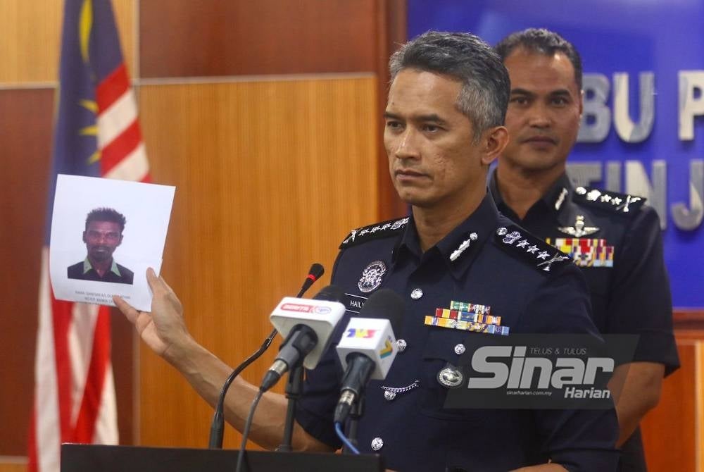 Mohd Shuhaily menunjukkan individu yang boleh membantu siasatan kes polis mengejar penjenayah di Kepong, pada Isnin.