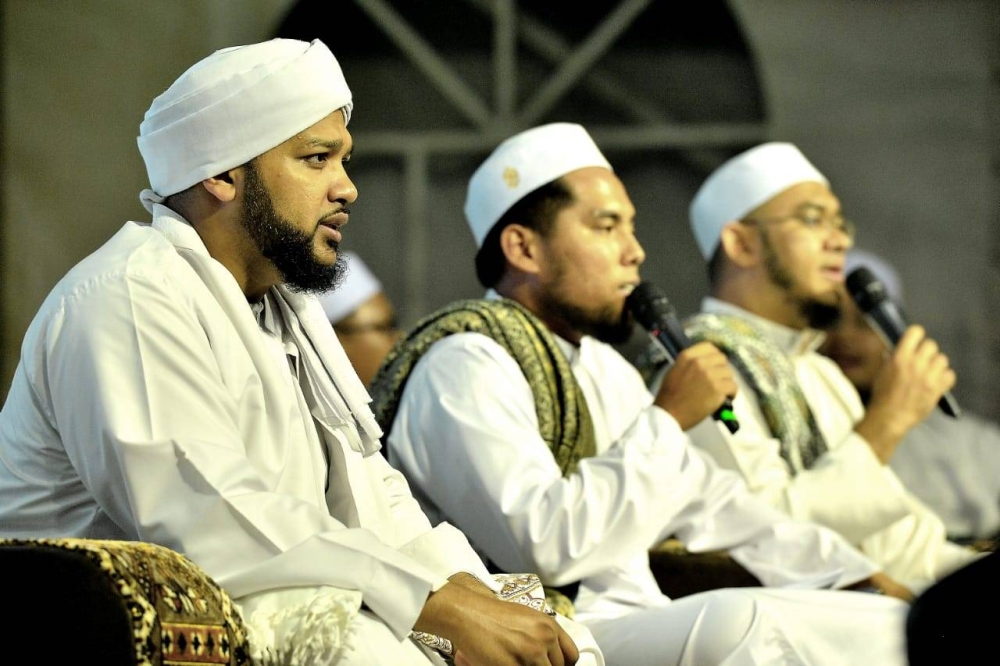 Habib Nael Ben Taher (kiri) bersama barisan barisan pendakwah dalam program ‘Gombak Berselawat, Malam Cinta Rasul’ di Dataran Niaga, Selayang Mutiara pada Ahad
