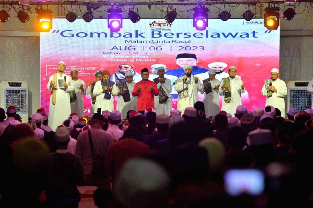 Amirudin (depan, tiga dari kiri) ketika mengaminkan doa bacaan Habib Nael Ben Taher pada Ahad