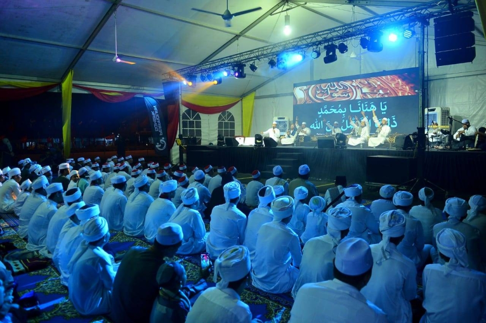 Antara pengunjung yang hadir dalam program ‘Gombak Berselawat, Malam Cinta Rasul’ di Dataran Niaga, Selayang Mutiara pada Ahad