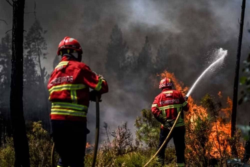 Kebakaran hutan di Portugal telah meliputi kawasan seluas 7,000 hektar (17,300 ekar) . - Foto Reuters.