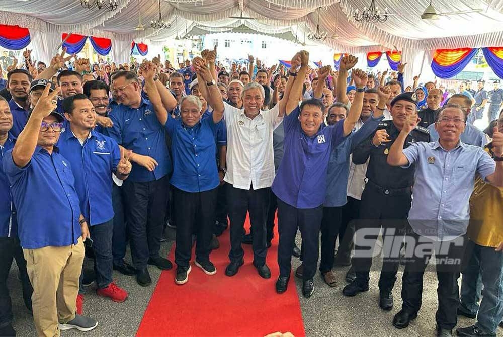 Ahmad Zahid (tengah) selepas merasmikan Hari Potensi Kemas dan Program Desa Cerdas di Plaza IMT-GT Bukit Bunga, Tanah Merah pada Isnin.