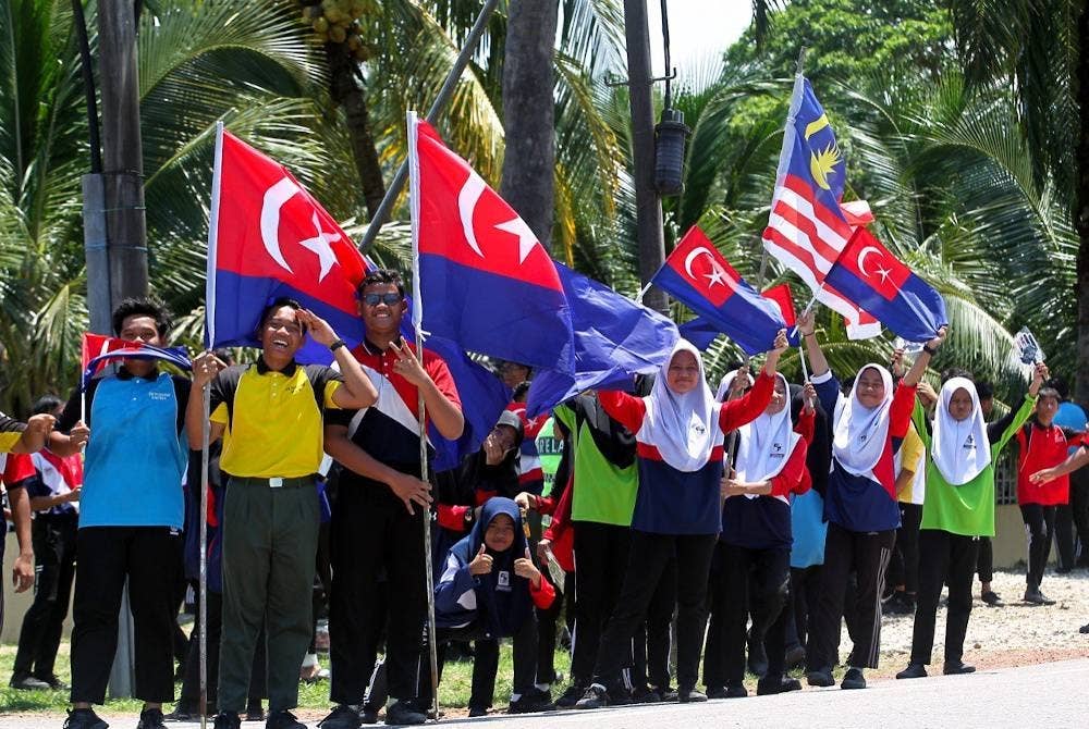 Sebahagian penduduk sekitar yang menyambut ketibaan konvoi KMJ 2023. - Foto Kelab Media Johor