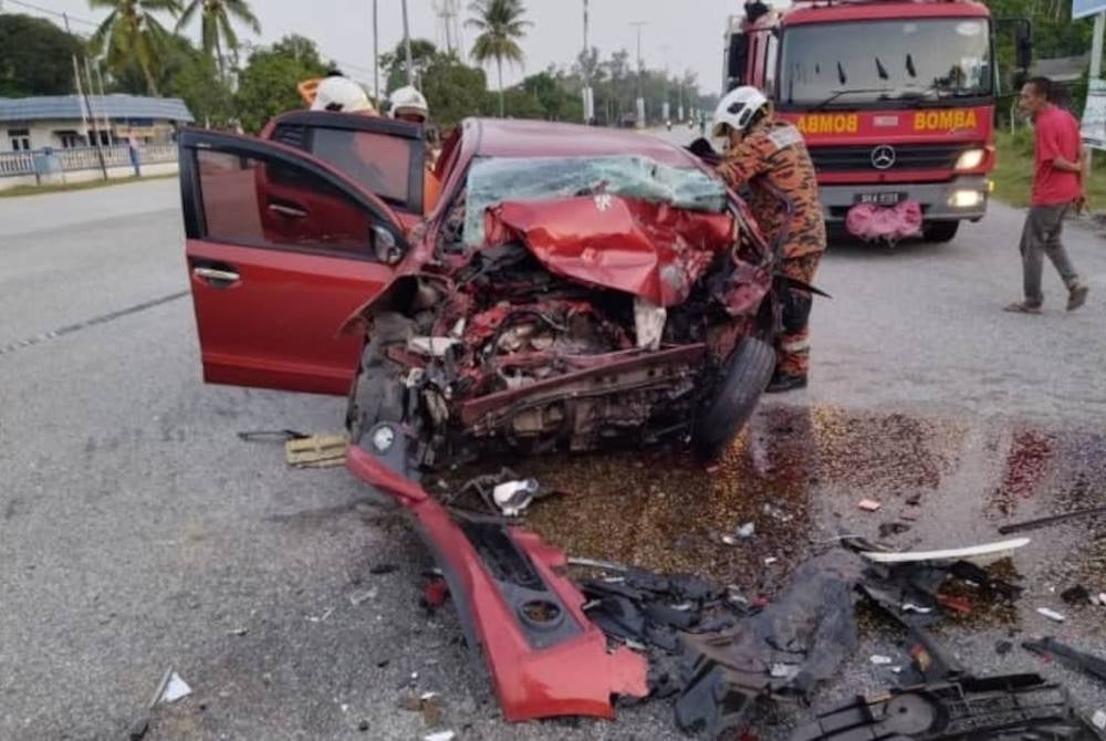 Keadaan kenderaan dipandu mangsa setelah merempuh belakang treler yang membuat pusingan u dalam kejadian di Kilometer 61, Jalan Kuala Terengganu-Kuantan dekat persimpangan Pulapol, Rantau Abang, Dungun pada Isnin.