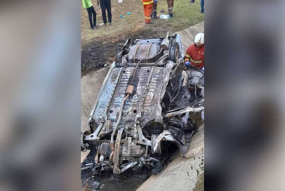 Keadaan kereta yang terbabas dan terbakar di Kilometer 220 Lebuhraya WCE arah utara berhampiran susur keluar Changkat Cermin pada Isnin. - Foto Bomba Perak