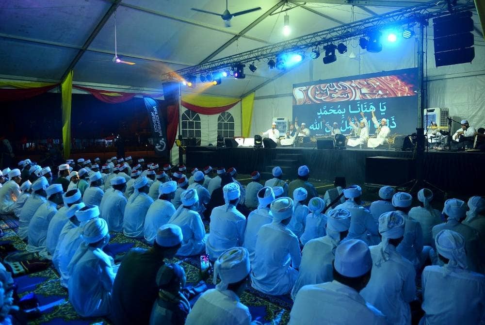 Antara pengunjung yang hadir dalam program ‘Gombak Berselawat, Malam Cinta Rasul’ di Dataran Niaga, Selayang Mutiara pada Ahad