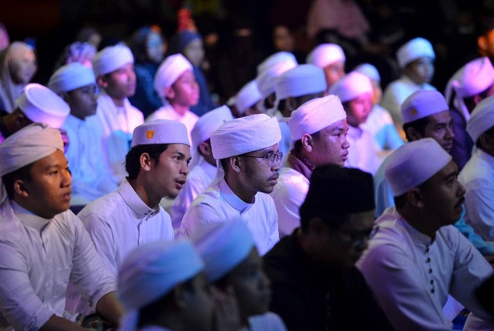 Antara pengunjung yang hadir dalam program ‘Gombak Berselawat, Malam Cinta Rasul’ di Dataran Niaga, Selayang Mutiara pada Ahad