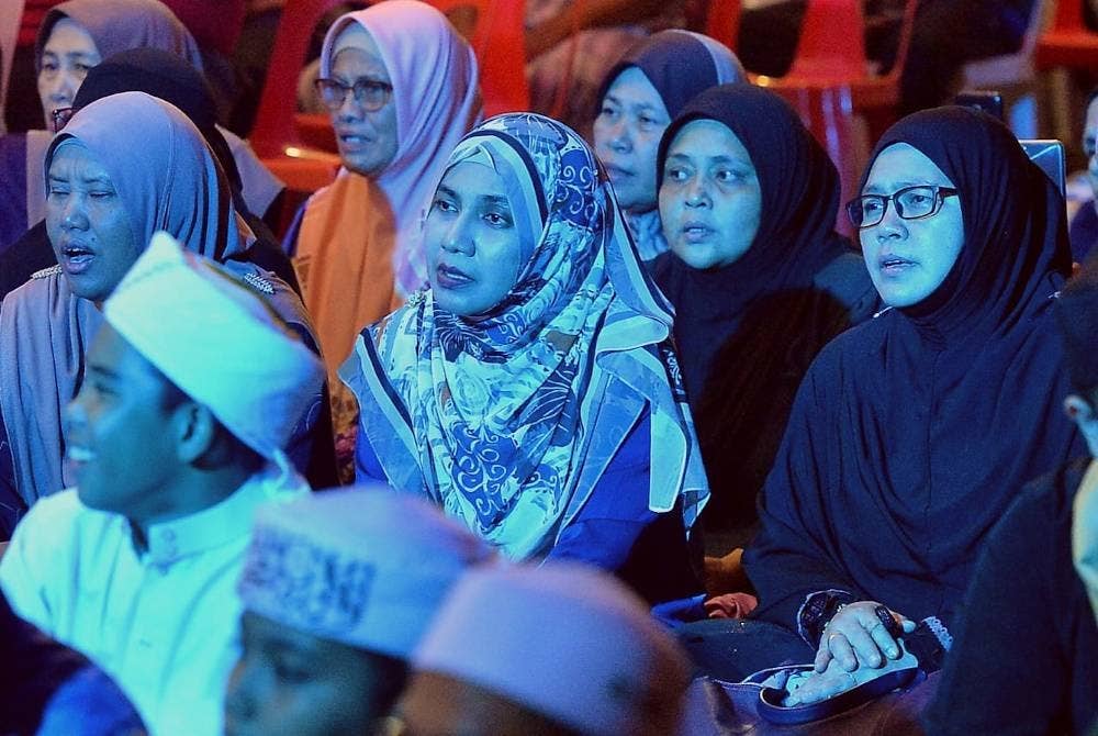 Isteri kepada Menteri Besar Selangor, Datin Seri Masdiana Muhamad (tengah) turut serta berselawat beramai-ramai di program ‘Gombak Berselawat, Malam Cinta Rasul’ di Dataran Niaga, Selayang Mutiara pada Ahad