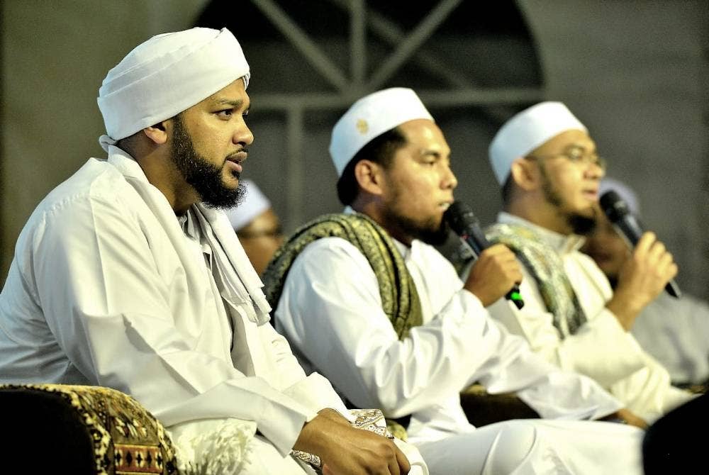 Habib Nael Ben Taher (kiri) bersama barisan barisan pendakwah dalam program ‘Gombak Berselawat, Malam Cinta Rasul’ di Dataran Niaga, Selayang Mutiara pada Ahad