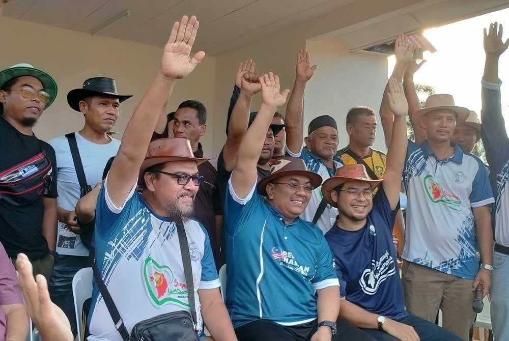 Muhammad Sanusi ketika menyertai perlawanan bola sepak di Padang Awam Felda Teloi Timur, Sik pada Isnin.