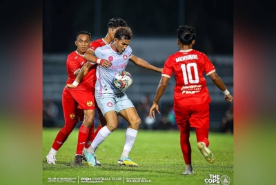 Aksi Hadi Fayyadh (tengah) ketika dicabar pemain Selangor FC dalam aksi Piala Malaysia pada Khamis lalu.