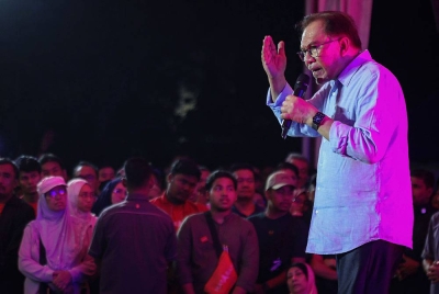 Anwar Ibrahim berucap pada Ceramah Mega Perdana sempena Pilihan Raya Negeri di Tapak Pasar Malam Ukay Perdana, malam Ahad. - Foto Bernama