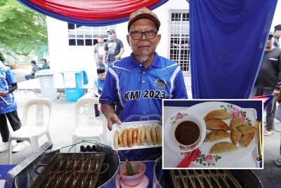 Md Jamil menunjukkan kuih gandus yang telah siap dimasak di Kompleks Penghulu Mukim Ayer Hitam, Muar pada Isnin. - Foto Kelab Media Johor