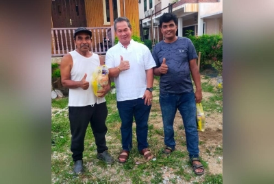 Andy (tengah) bertemu pengundi di DUN Kota Lama ketika berkempen pada Isnin.