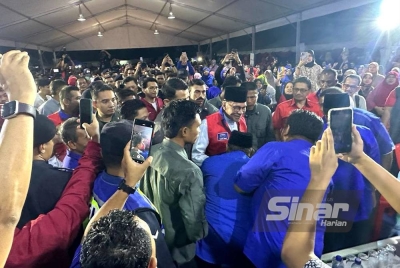 Anwar (tengah) dikerumuni hadirin di Jelajah Perpaduan Madani Kelantan di Batang Merbau, di sini, pada Isnin.