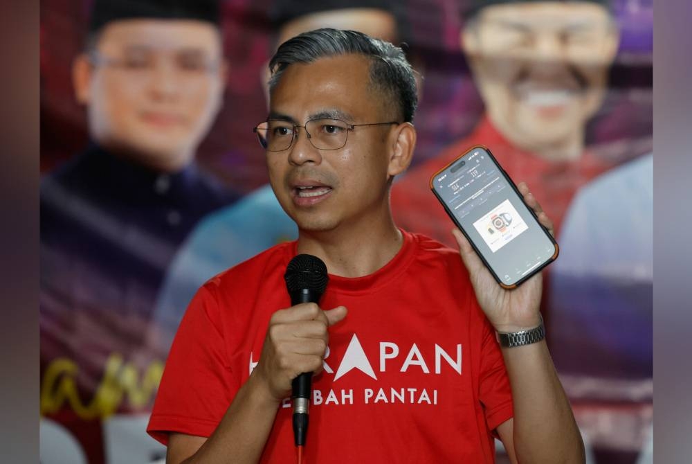 Menteri Komunikasi dan Digital (KKD), Fahmi Fadzil merangkap Ketua Penerangan Keadilan berucap pada Majlis Ceramah Perdana Arus Merah Kuning N. 42 Dewan Undangan Negeri (DUN) Meru di Meru pada Isnin. - Foto Bernama