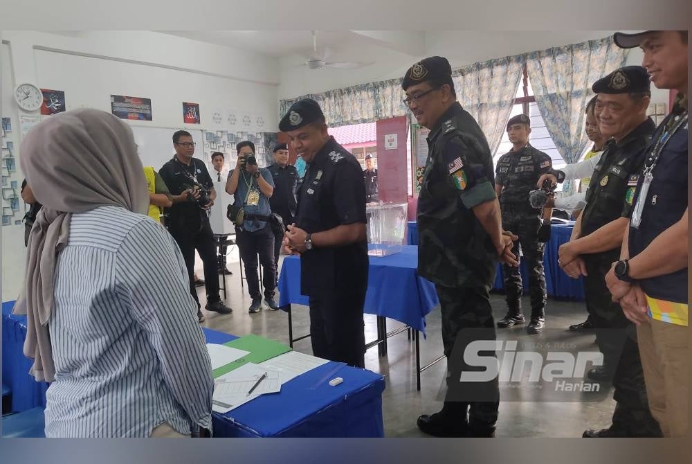 Ayob Khan meninjau proses undi awal PRN di Sekolah Kelas Agama dan Fardu Ain (KAFA) Integrasi PGA Cheras pada Selasa.