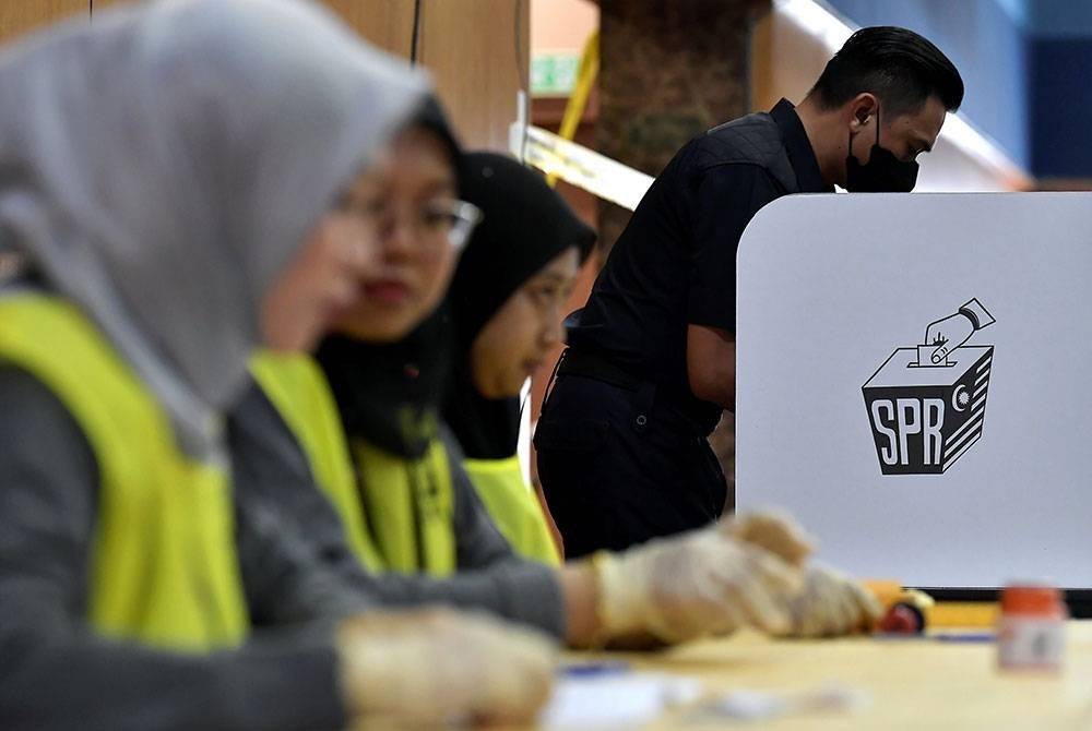 Anggota polis menunaikan tanggungjawab sebagai pengundi awal di Pusat Pengundian Awal Dewan D'Ceranan Ibu Pejabat Polis Kontinjen Selangor sempena Pilihan Raya Negeri Selangor hari ini. - Foto Bernama