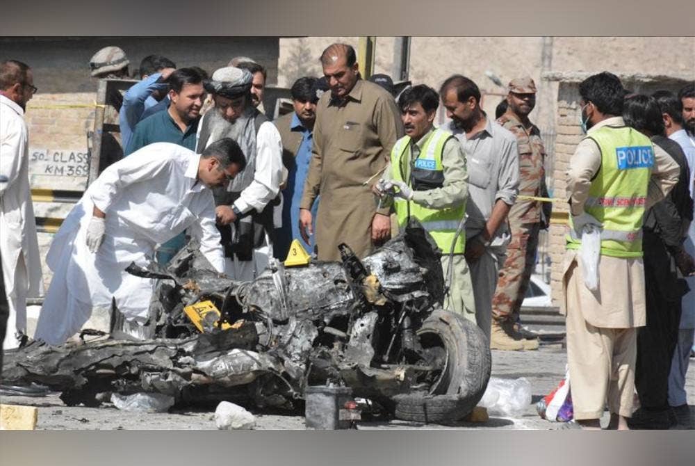 Sekurang-kurangnya tujuh orang maut termasuk seorang ahli politik tempatan dalam kejadian bom meletup berhampiran sebuah kenderaan di wilayah Balochistan barat daya Pakistan - Foto Agensi