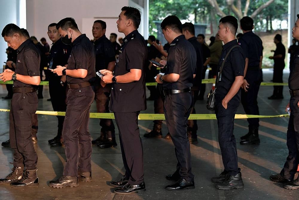 Anggota Polis Diraja Malaysia beratur untuk mengundi pada proses pengundian awal sempena Pilihan Raya Negeri (PRN) di Pusat Pengundian Awal Dewan D'Ceranan Ibu Pejabat Polis Kontinjen Selangor hari ini.