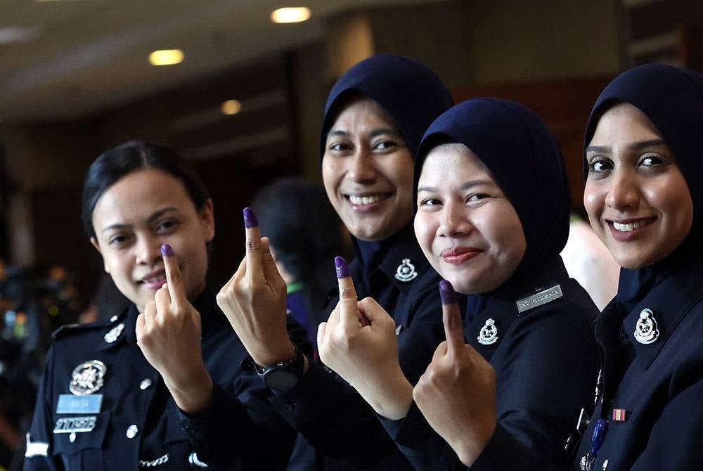Anggota Polis Diraja Malaysia (dari kiri) Lans Koperal Anisa Aelda anak Karlo, 30, Koperal Noorizan b Mohamed Zawawi, 37, Lans Koperal Nur Khairiah Othman, 28, dan Koperal Nadia Mohd Faizal, 30, menunjukkan jari mereka setelah menunaikan tanggungjawab pada proses pengundian awal sempena Pilihan Raya Negeri (PRN) di Ibu Pejabat Kontinjen Polis Kedah (IPK) hari ini.